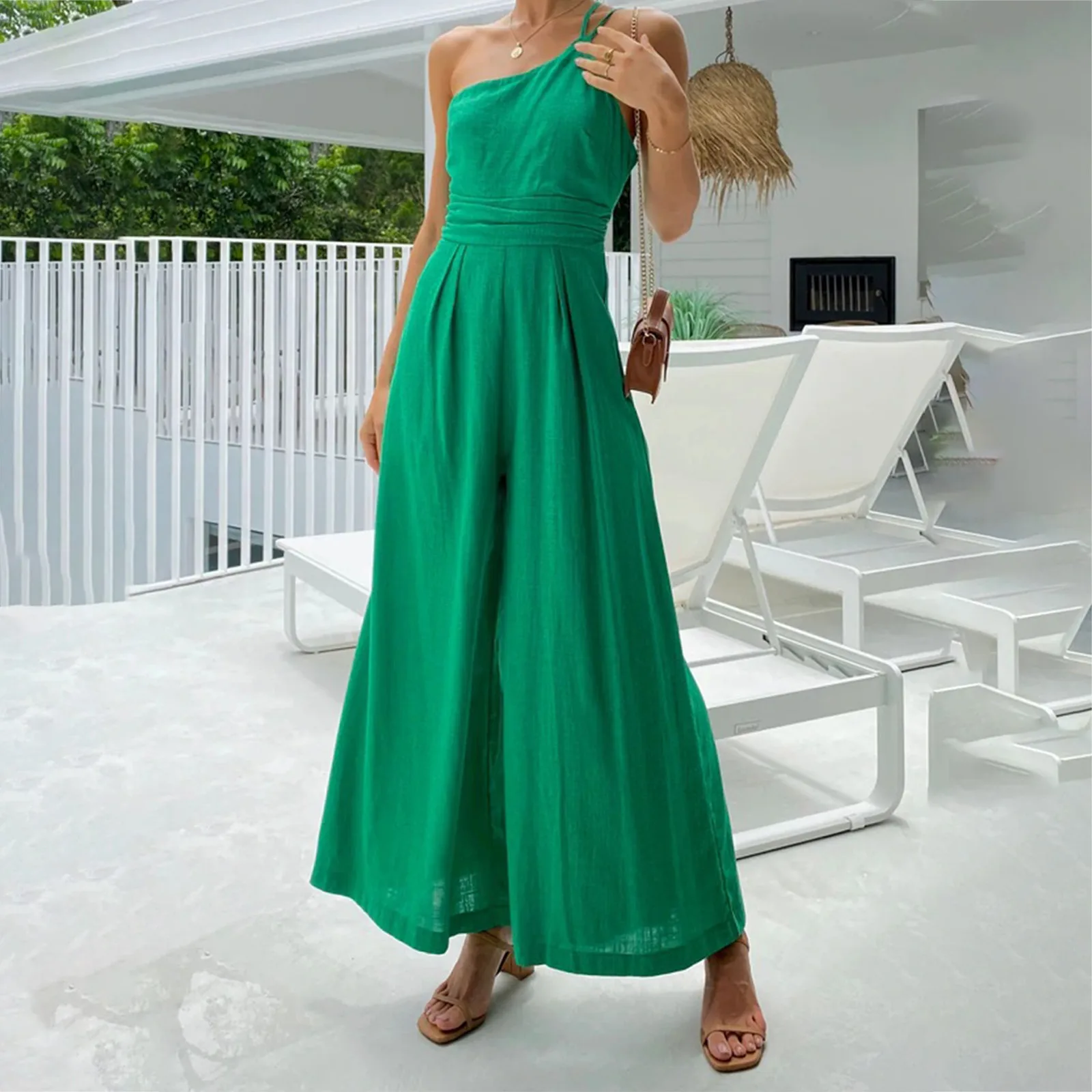 Женский хлопково-льняной комбинезон на одно плечо лето 2024 зеленый без рукавов с