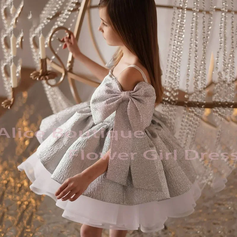 Серебристые платья с открытыми плечами и бантом для девочек-цветочниц