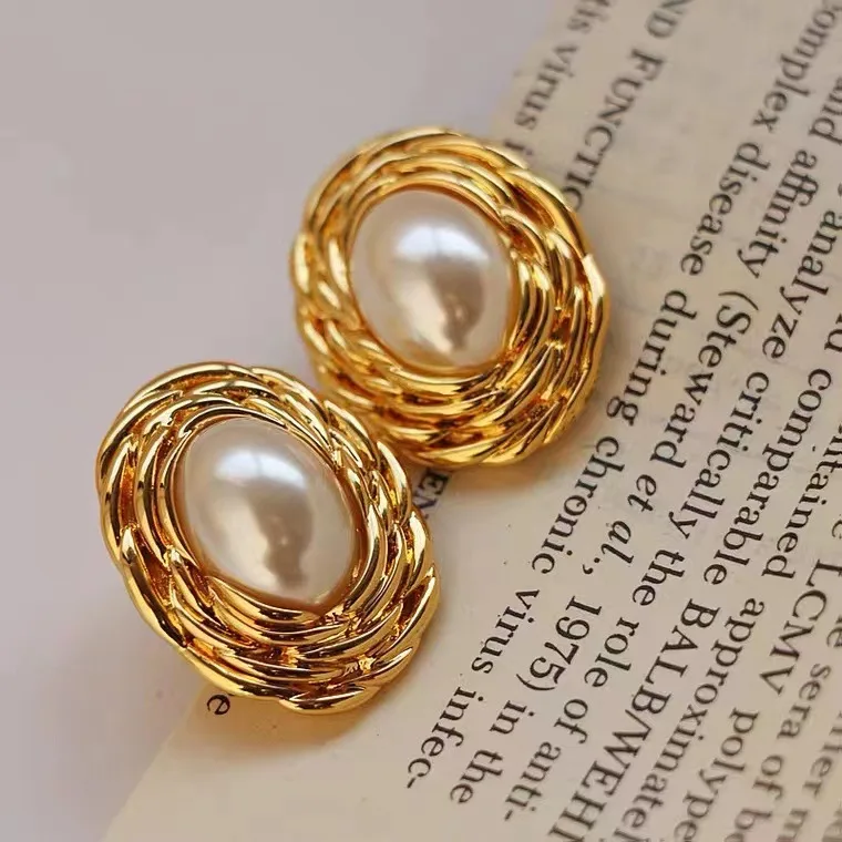 Luxury and High-grade Earrings with Retro Gold Niche Design Earrings Unique Earrings for Women In Autumn and Winter