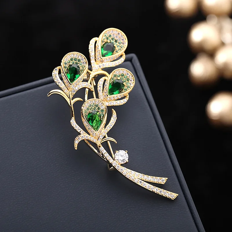

Rhinestone Calla Lily Brooch Retro Emerald Temperament Pin High-end Western Accessories Elegant Flashing Clothing