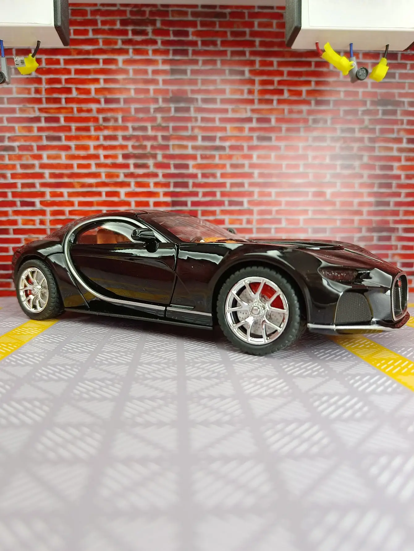 Фото Модель Bugatti Atlantic из сплава металлов в масштабе 1:24, симулирующая звуковые и световые эффекты, богатая деталями, тонкая работа. №2