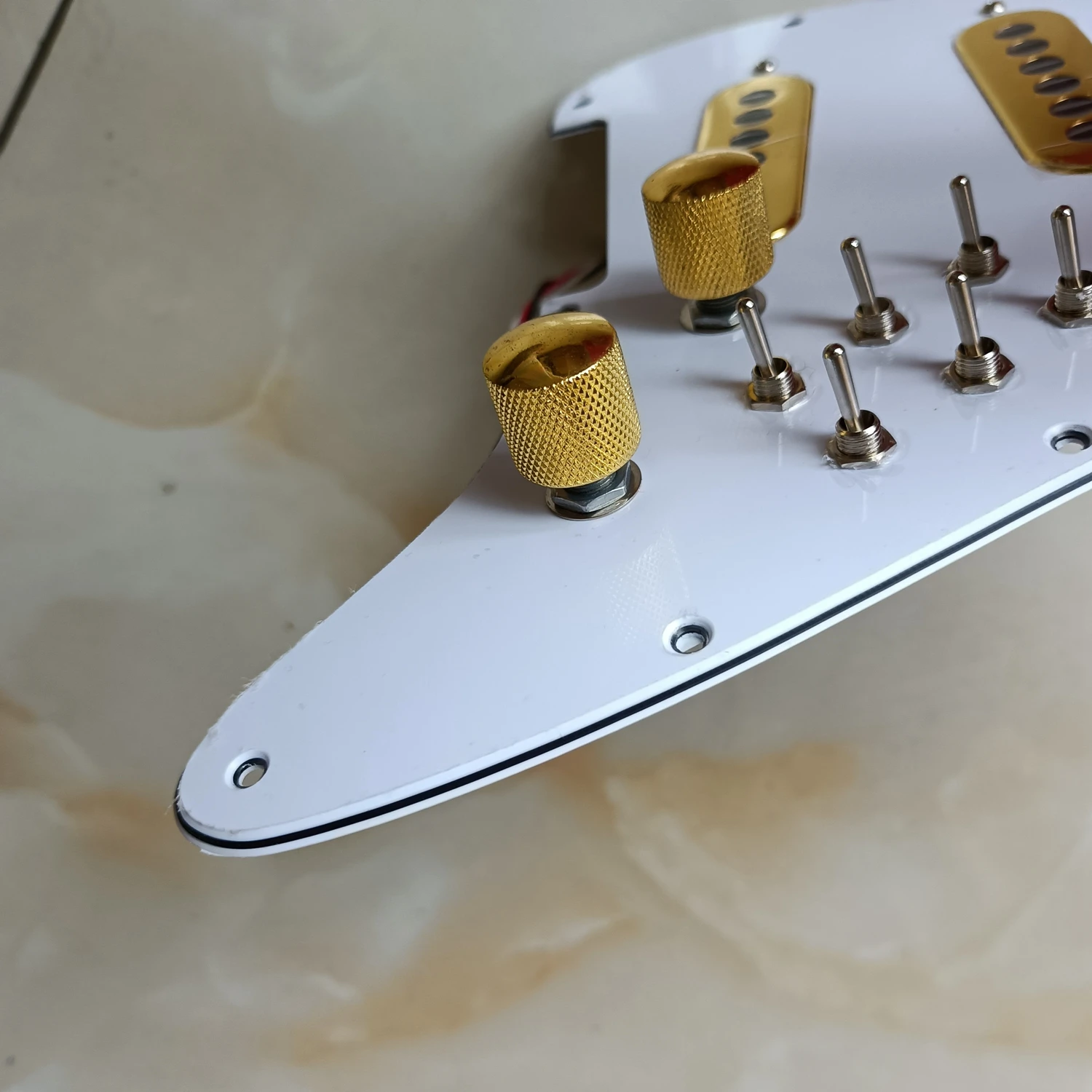 SSS Предварительно Проводные строки Pickguard лондонские тройные мини-Соники золотые