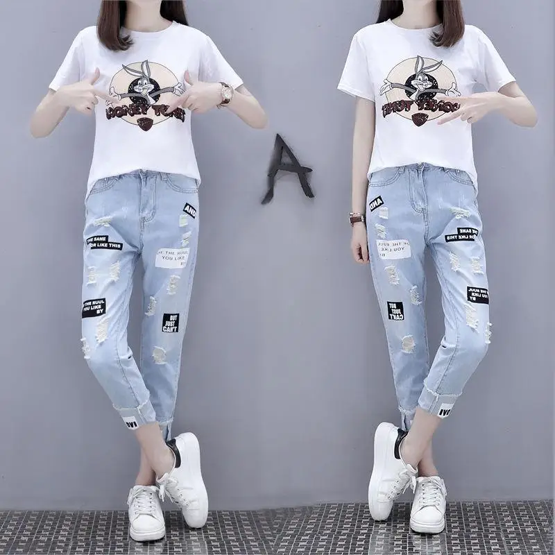 Женский комплект из футболки с принтом и джинсов перфорацией летний сезон 2023
