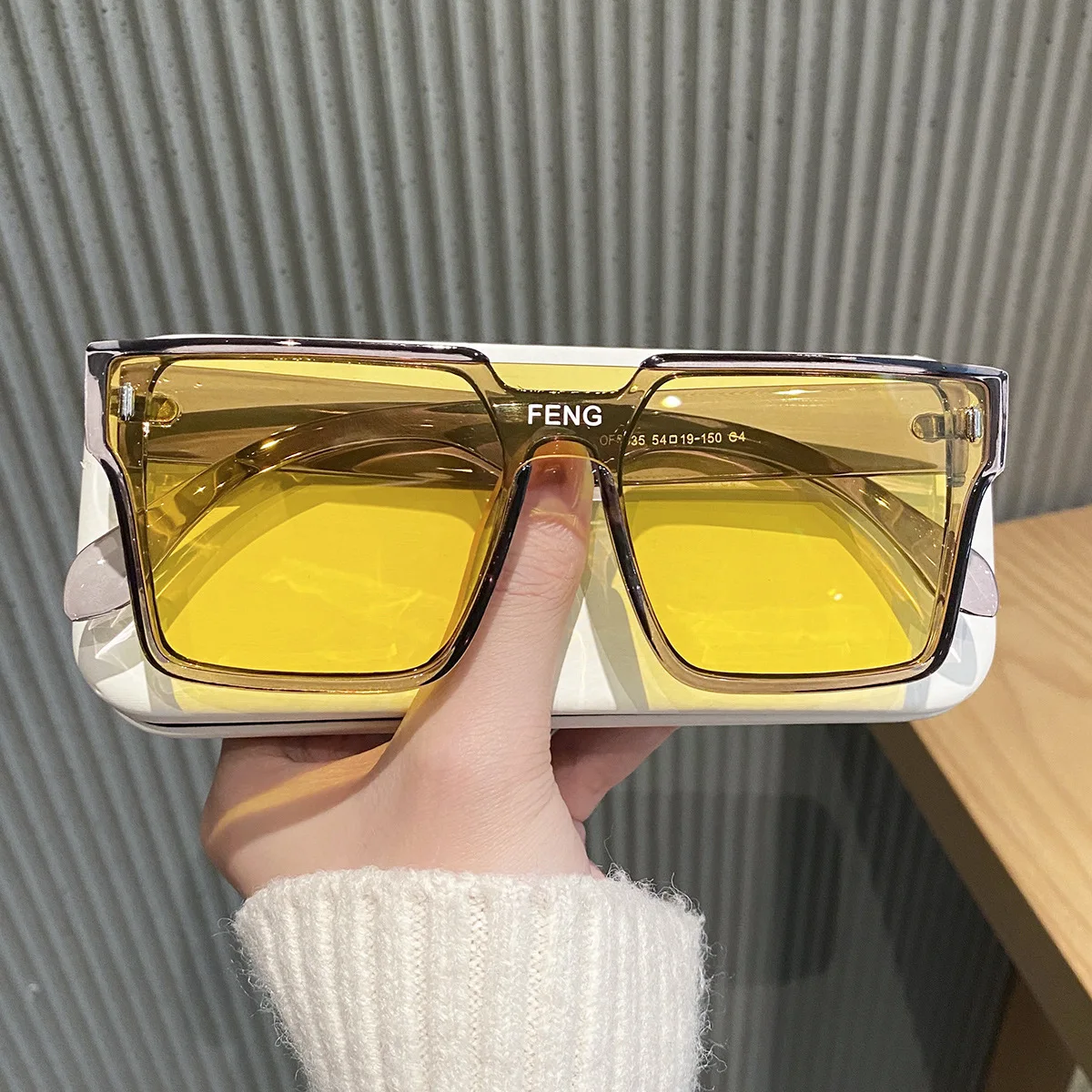 

Новинка 2022, солнцезащитные очки большого размера, роскошные модные дизайнерские солнцезащитные очки для мужчин, желтые очки UV400, оптовая пр...