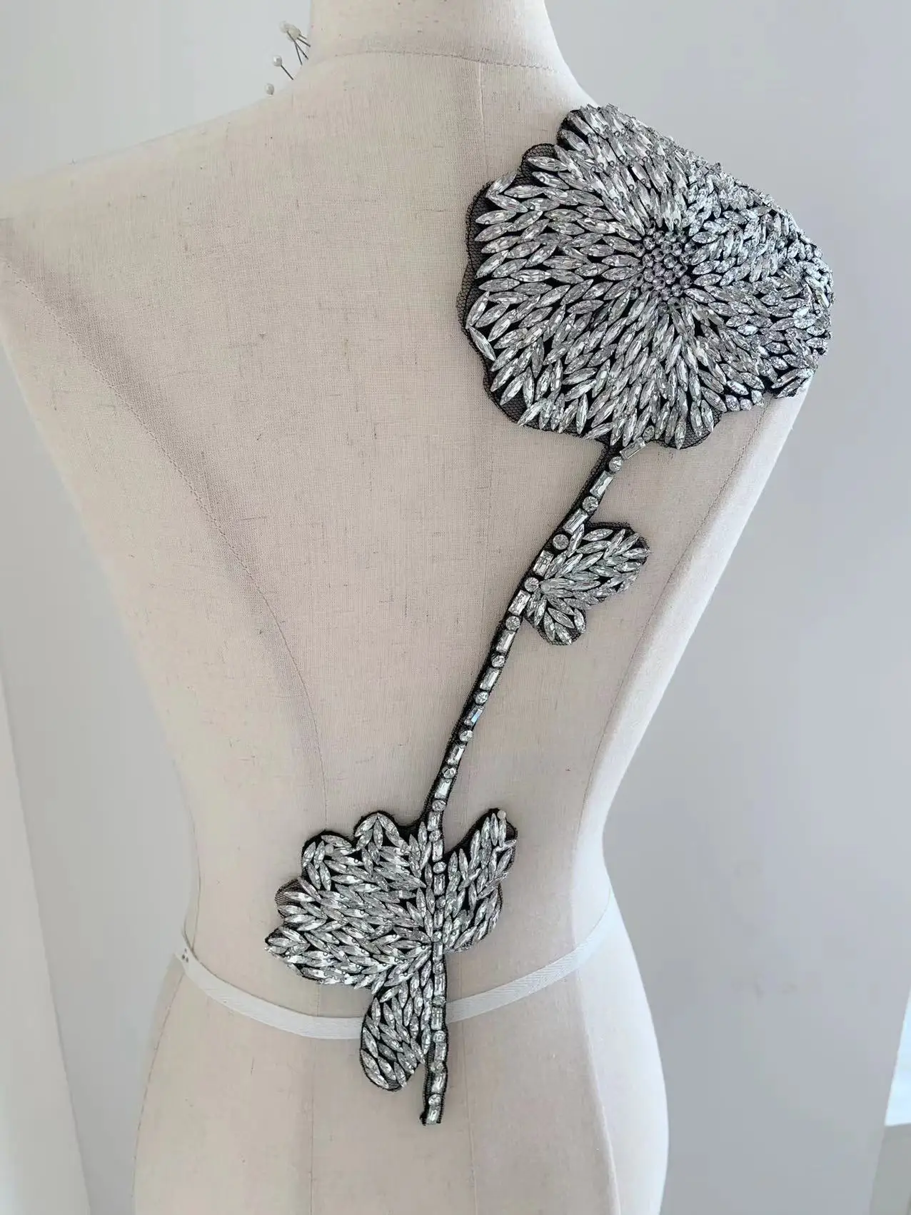 Аппликация из тяжелых серебряных бусин большой блестящий женский лиф нашивка с