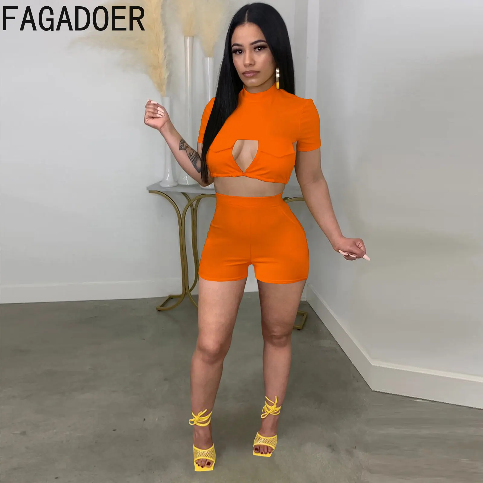 Пикантный комплект из двух предметов с открытой спиной и круглым вырезом