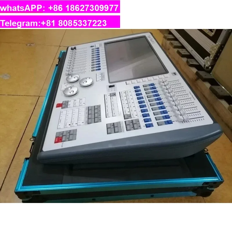 Фото Контроллер освещения Avolite DMX Titan, управление DMX512, для дискотек, клубов, сцен, вечеринок, с кейсом для транспортировки. №1