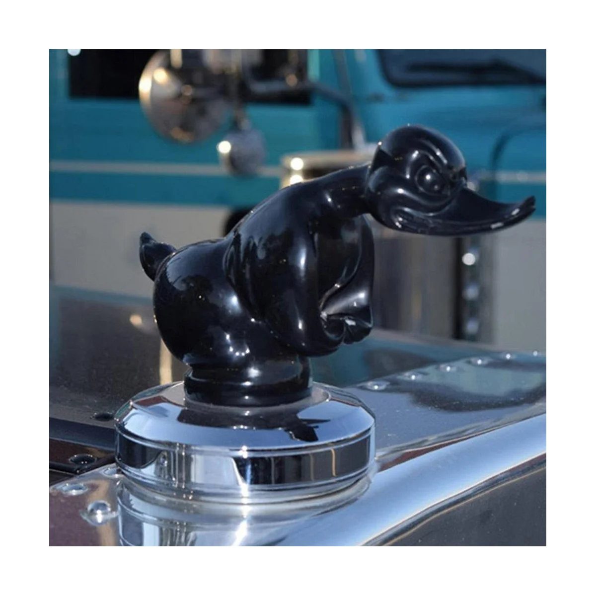 Наклейка на переднюю крышку автомобиля с изображением злого утка