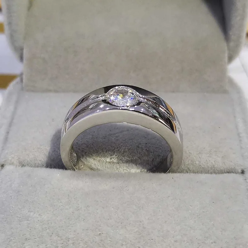 Мужское кольцо с муассанитом карата из серебра 925 пробы