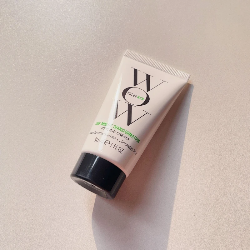 

Hair is soft and straight. Color Wow anti-hair styling milk, disposable hair care milk and soft hair conditioner 30ml.