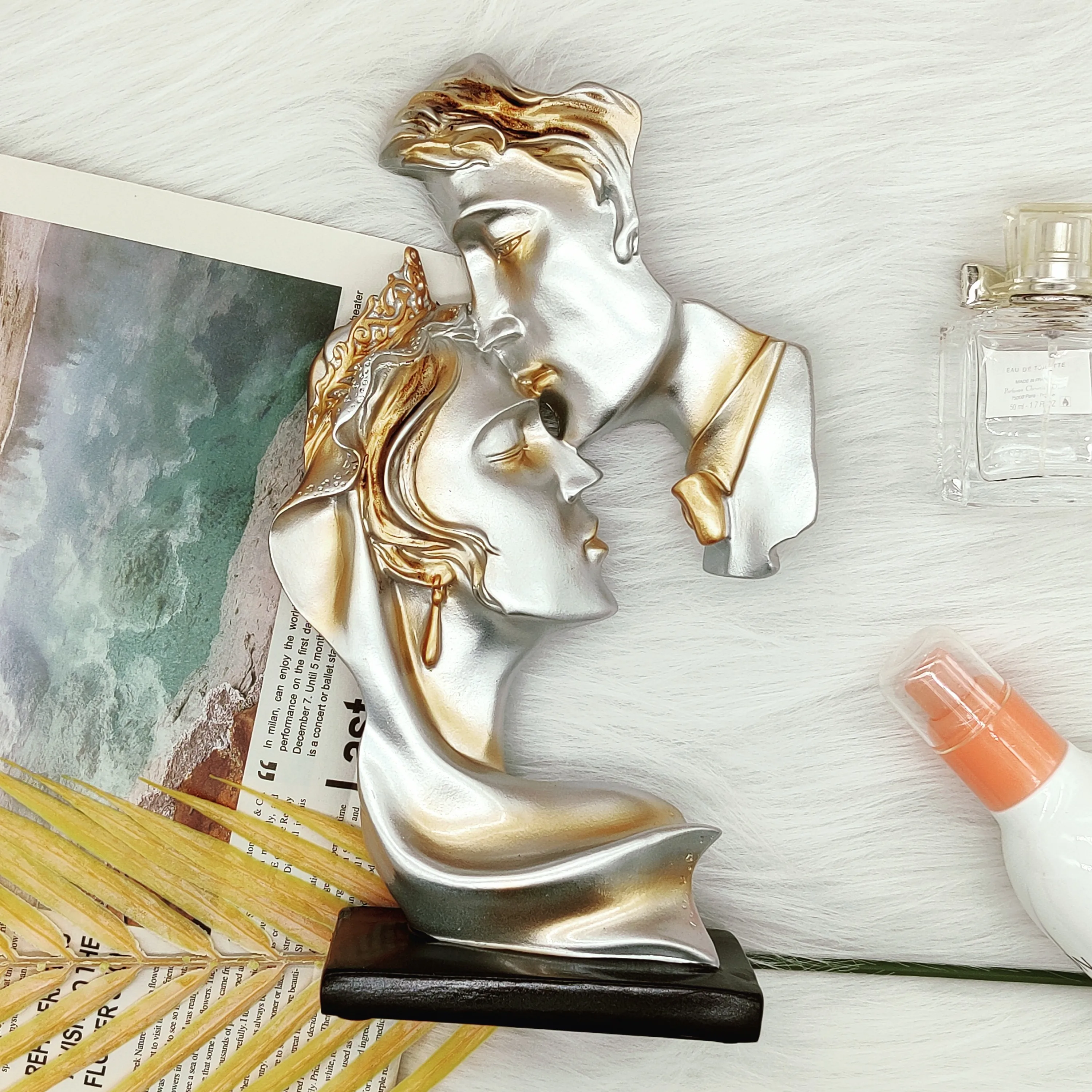 

Human Figurine Kiss Ornament Wedding Souvenir Love Symbol Accessory Romantic Lover Gift Vintage Polyresin Home Decor