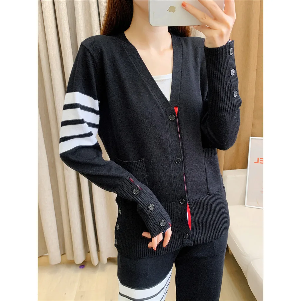 Женский свитер с V-образным вырезом