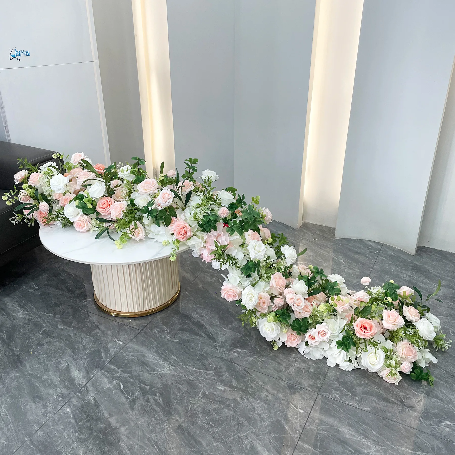 Фото Искусственные розы Uflower розового цвета с зеленью, цветочная композиция для свадебного стола, фон для фотозоны, декор для арки, украшение для сцены, цветочные композиции для мероприятий №3