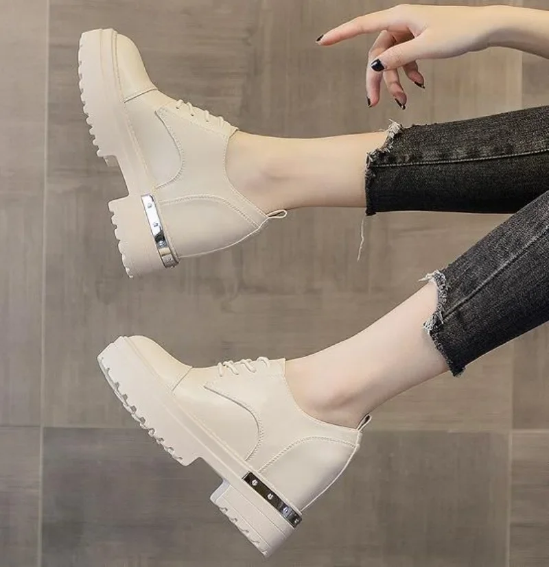 Женские ботинки из натуральной кожи на платформе и каблуке 9 см