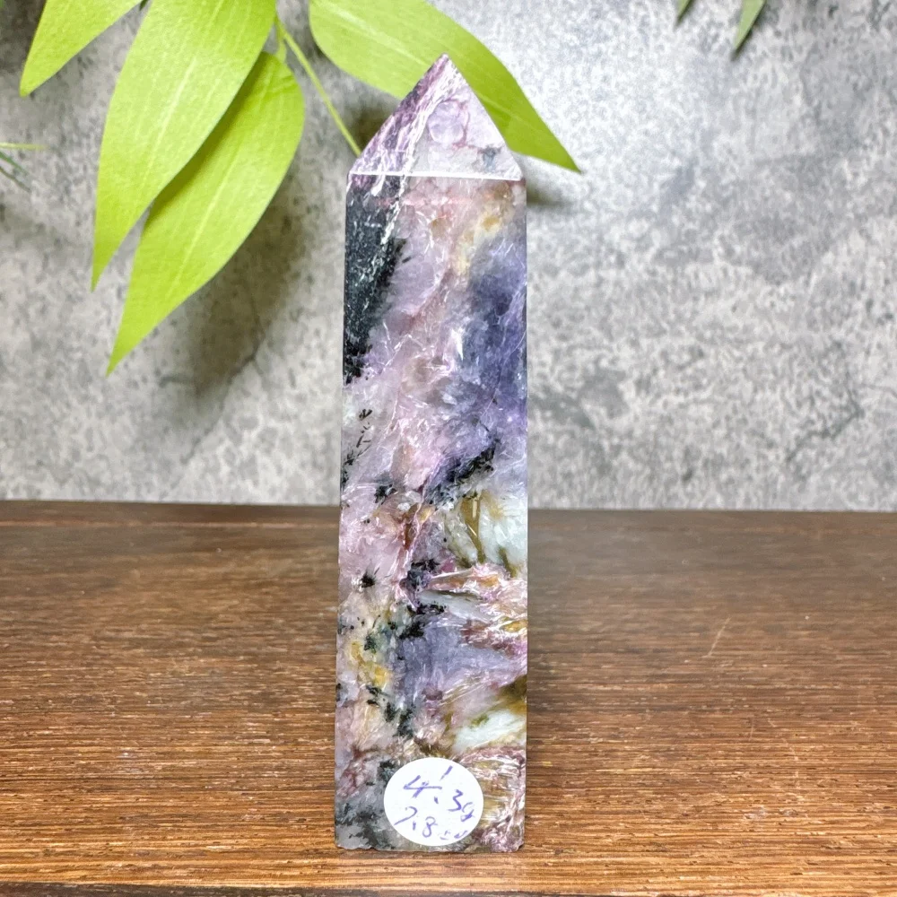 

Башни из чароита с зеленым турмалином и слюдой