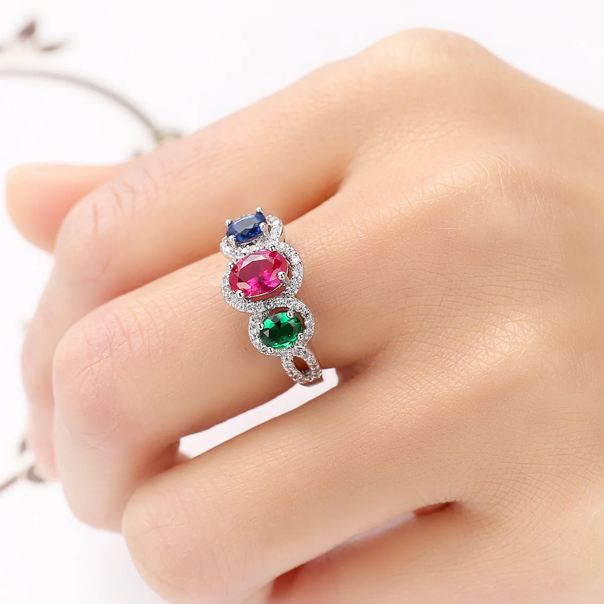 Женское кольцо с 3 камнями и фианитами