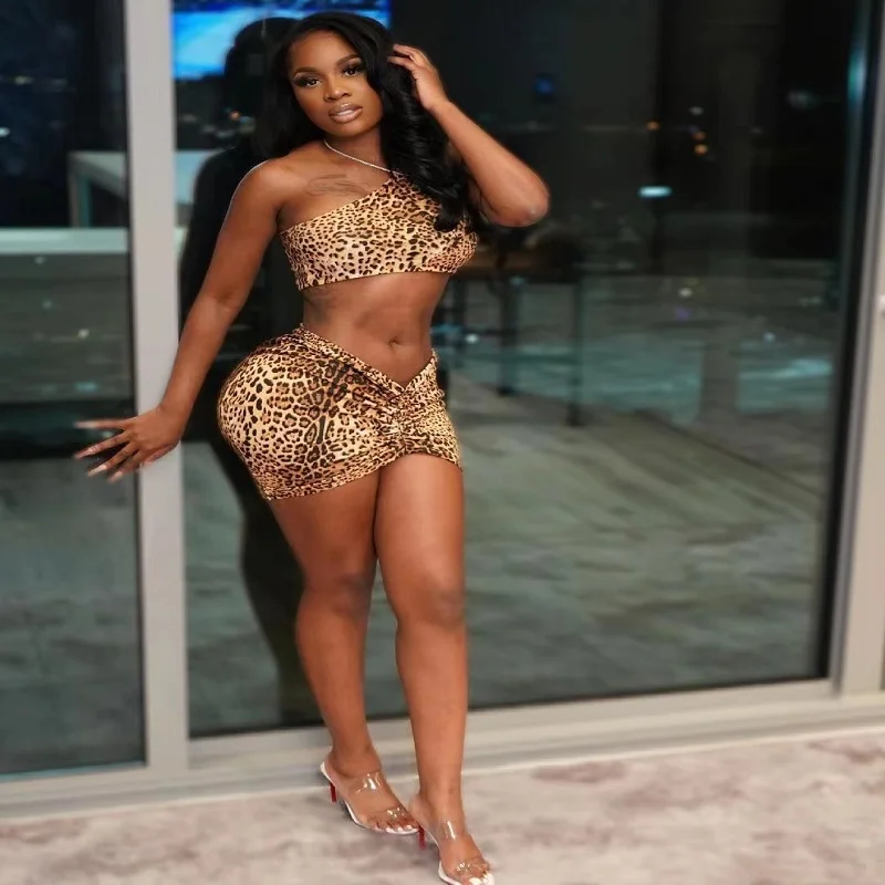 Боди с леопардовым принтом на одно плечо открытой спиной