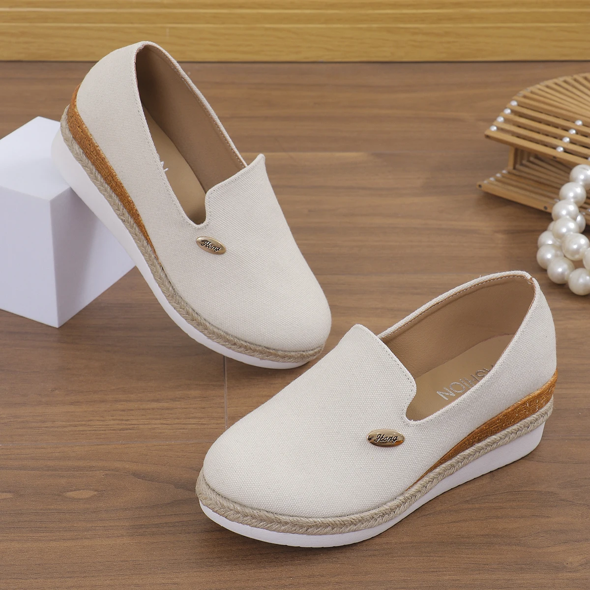 Женские балетки на танкетке