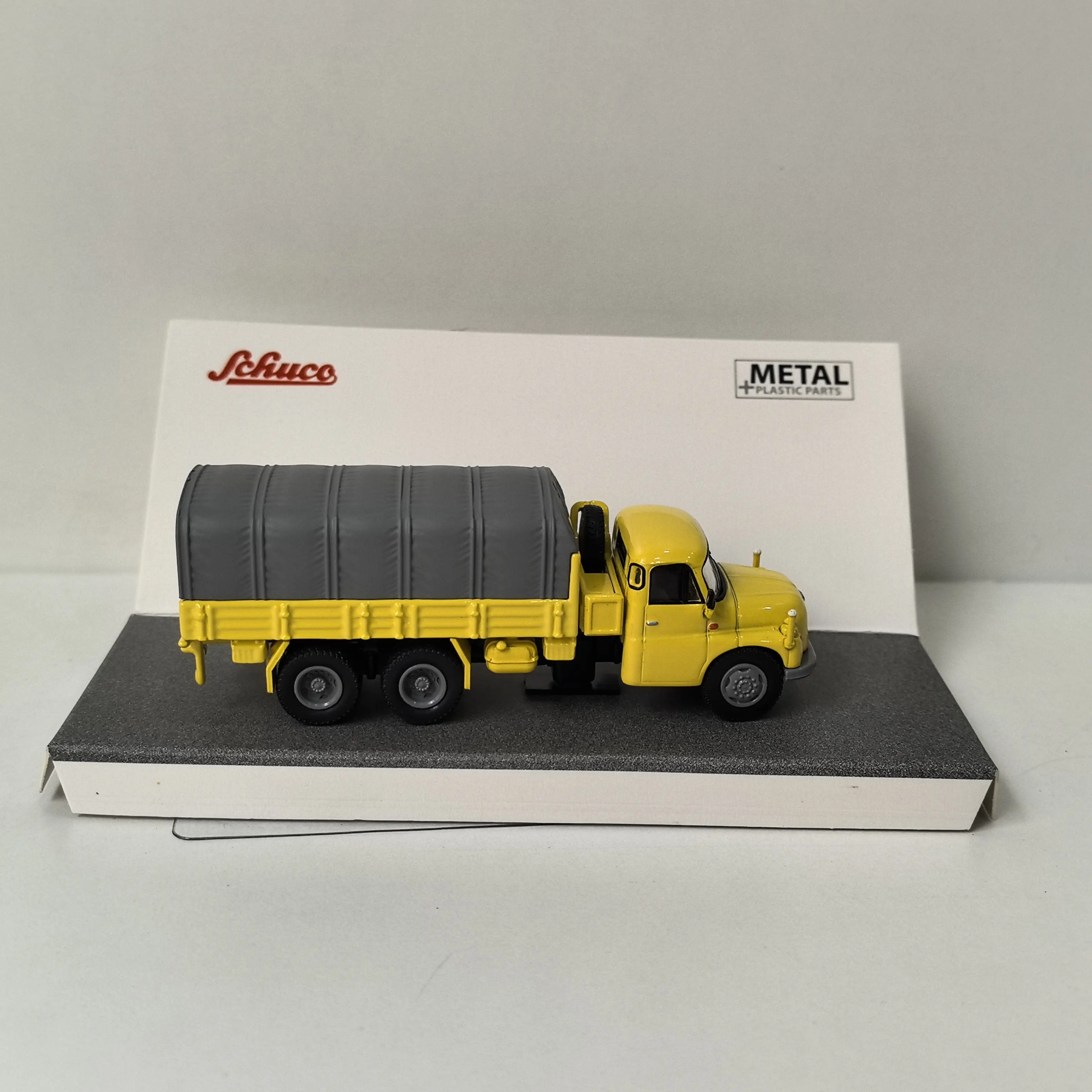 Фото Металлическая модель автомобиля Tatra T138 в масштабе 1:87 (серия Diecast SCHUCO) №2