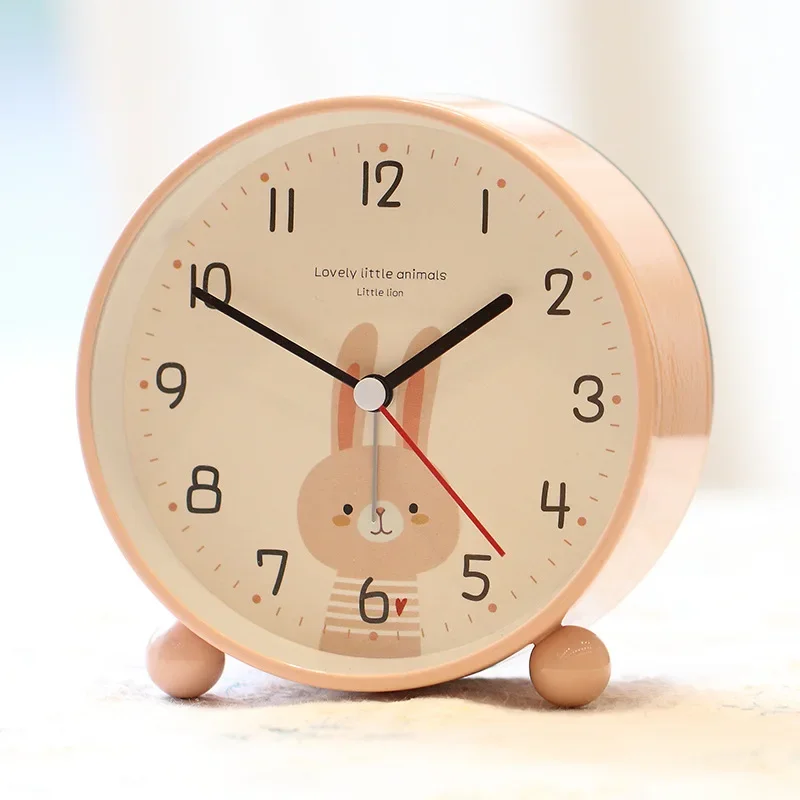 Студенты используют минималистский металлический корпус для детского