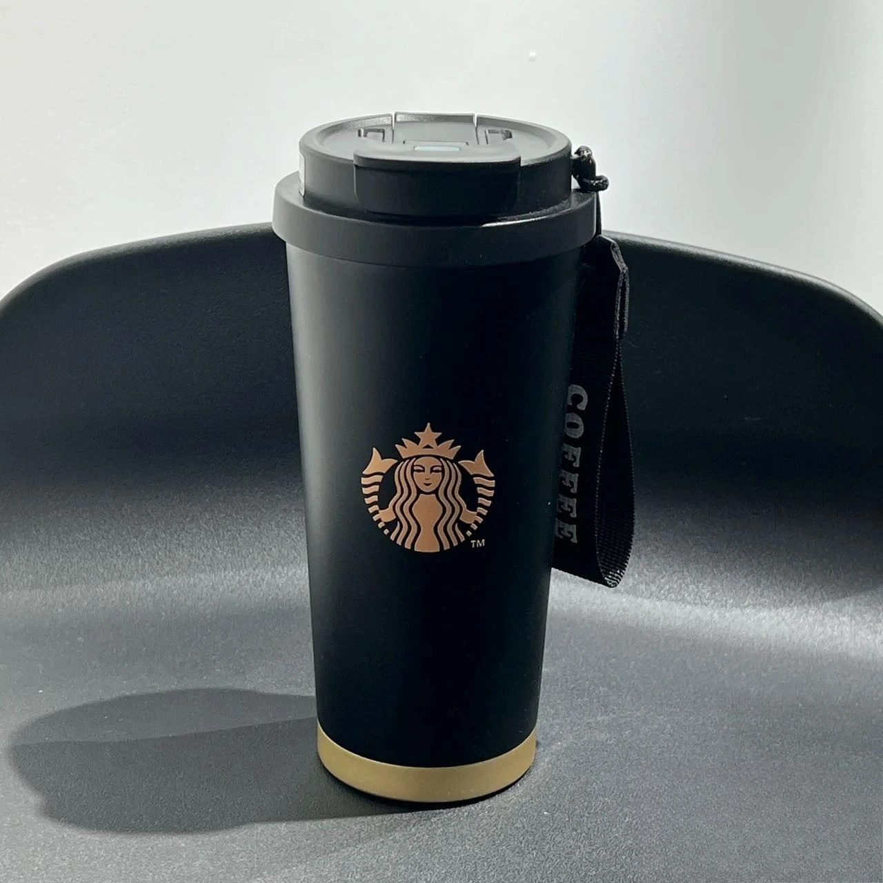 Фото Термос Starbucks 2025 из нержавеющей стали, премиум-класса, черный, изолированная кофейная кружка для мужчин и женщин, портативная бутылка для воды №3