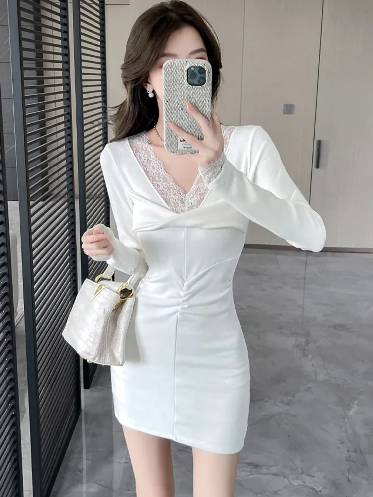 2024 Белое шикарное кружевное мини-платье с длинным рукавом и v-образным вырезом