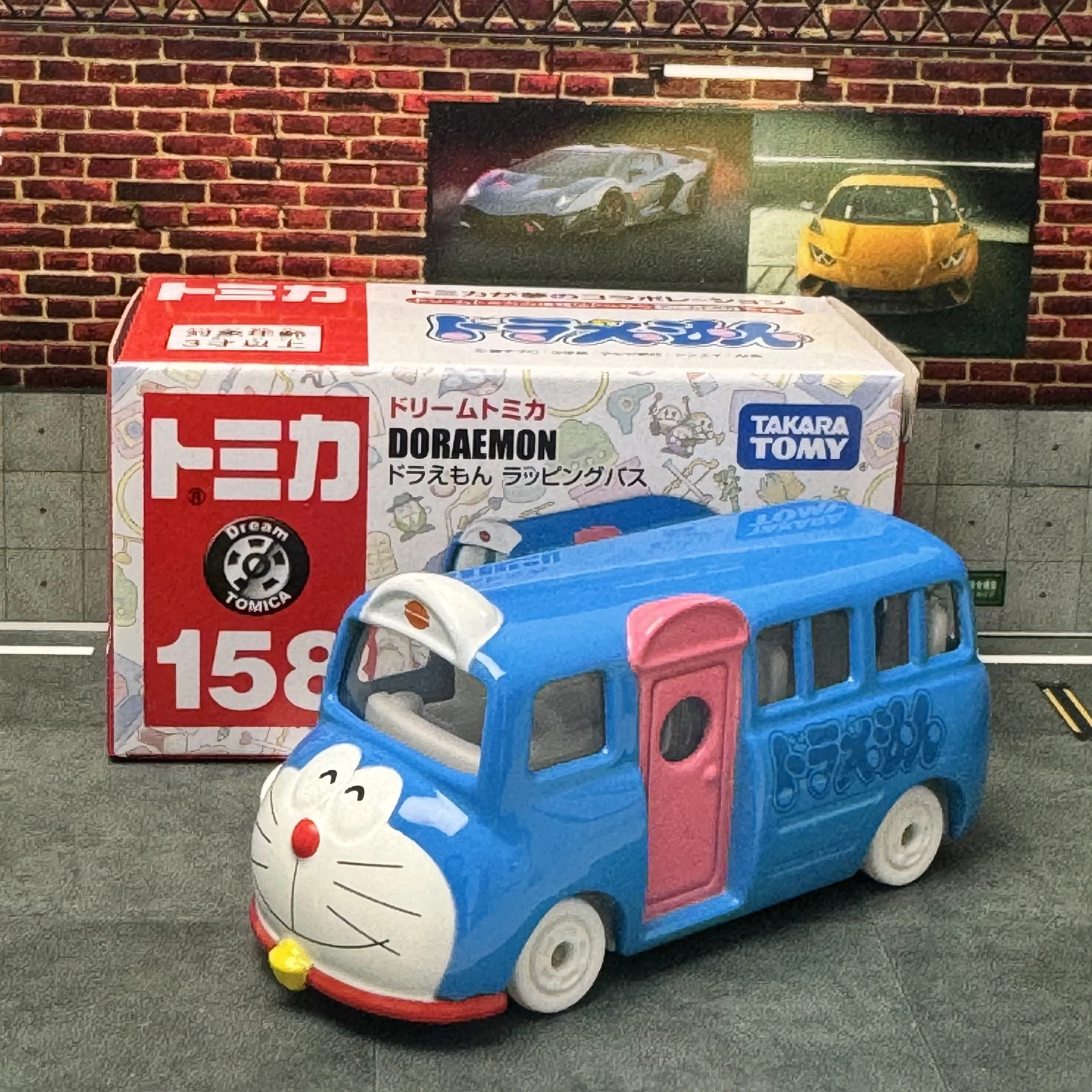 Фото TOMY TOMICA Dream Alloy Car No 153 Doraemon Модель автобуса Миниатюрный автомобиль Игрушечный маленький автомобиль Коллекционный винтажный дорожный автомобиль Подарки №1