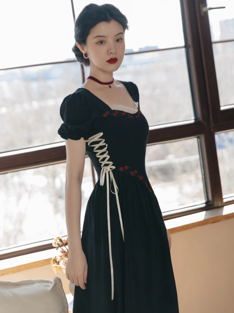 Женское винтажное платье с вышивкой черное облегающее рукавами-фонариками и