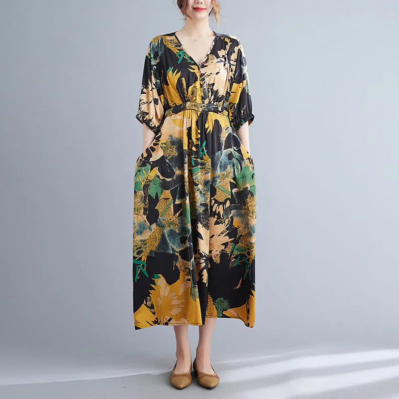 Свободное атласное платье большого размера с V-образным вырезом и завышенной