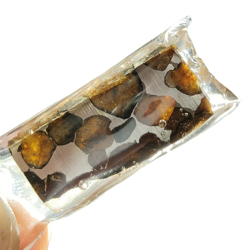 

4,5 г образец оливкового метеорита, натуральный образец орнамента оливкового метеорита, материал метеорита, орнамент ручной работы