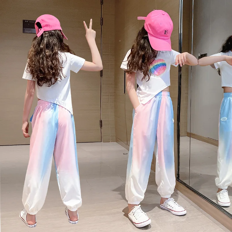 Рисунок 3 - Футболка и брюки для девочек-подростков