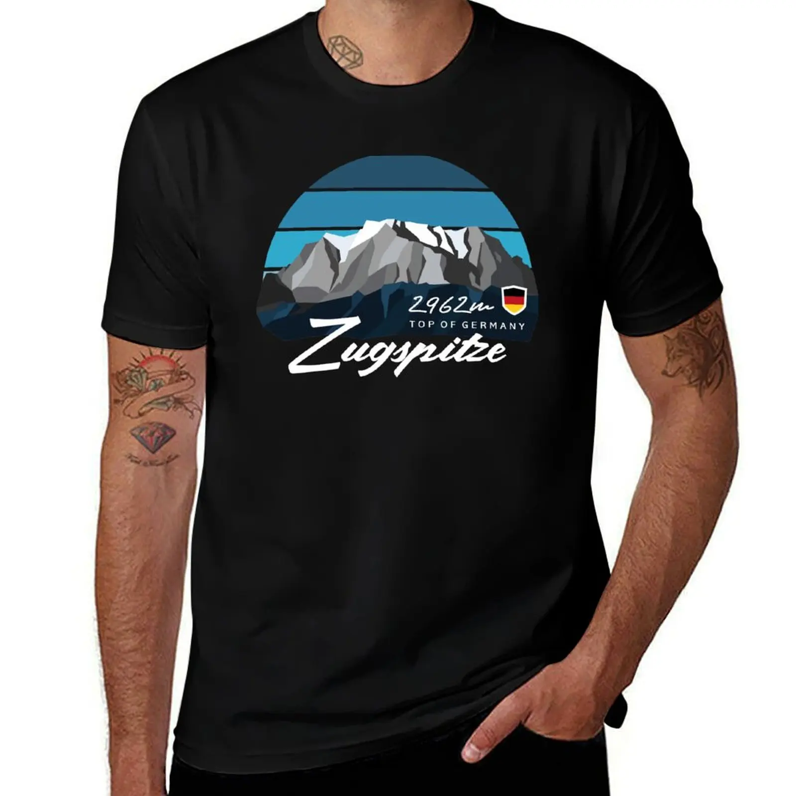 Фото Футболка Zugspitze 2962 Garmisch Partenkirchen Bavaria Germany Mountain с классическим графическим принтом и короткими рукавами №1