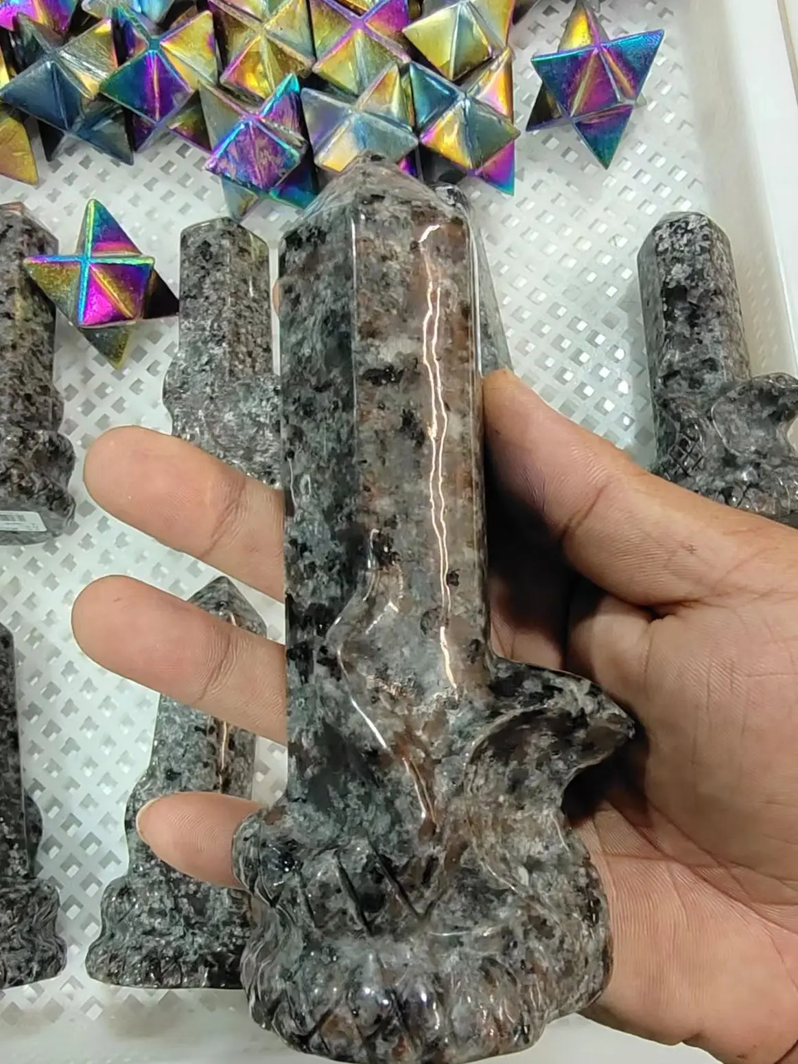 

Натуральный кристалл пламени камень ручная работа с одной остроконечной колонной удаа, кристальная палочка обновление ваших знаний