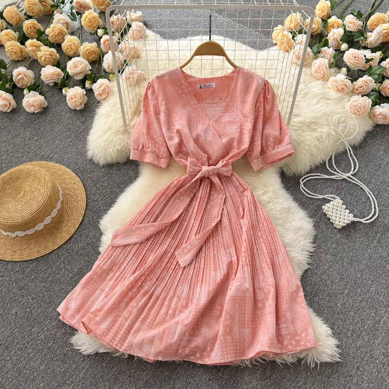 

Женское короткое платье с коротким рукавом, V-образным вырезом и принтом