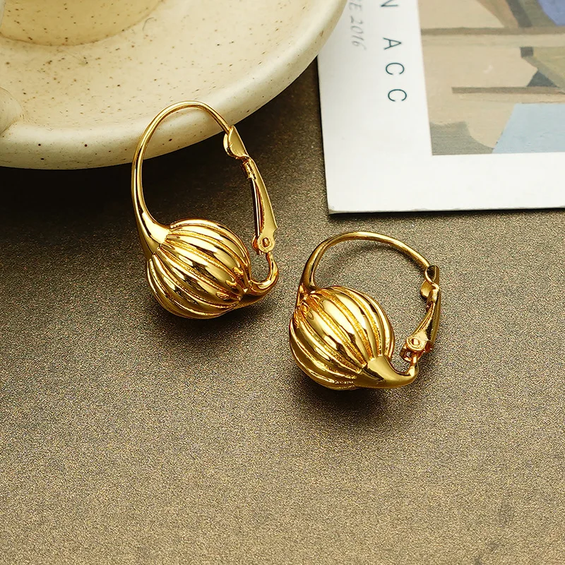 

Подсветильник щие ко всему светлые роскошные высококачественные серьги с застежкой-шариком французского темперамента