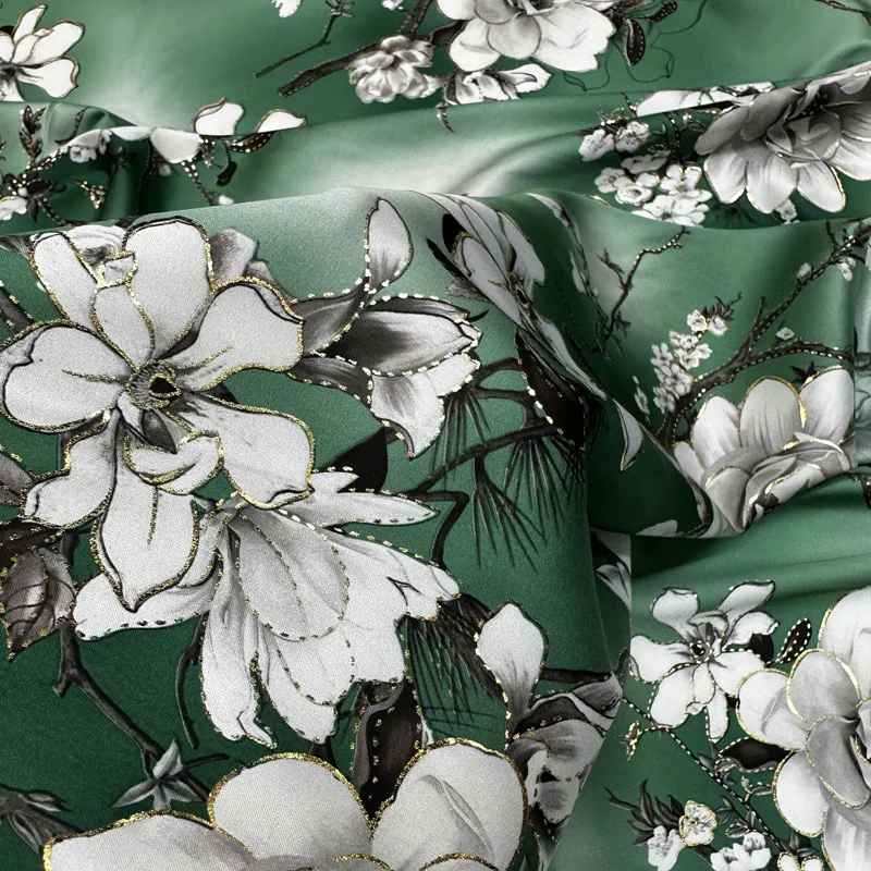 Зеленая шелковистая атласная ткань с цветочным принтом Цветочная отделка из