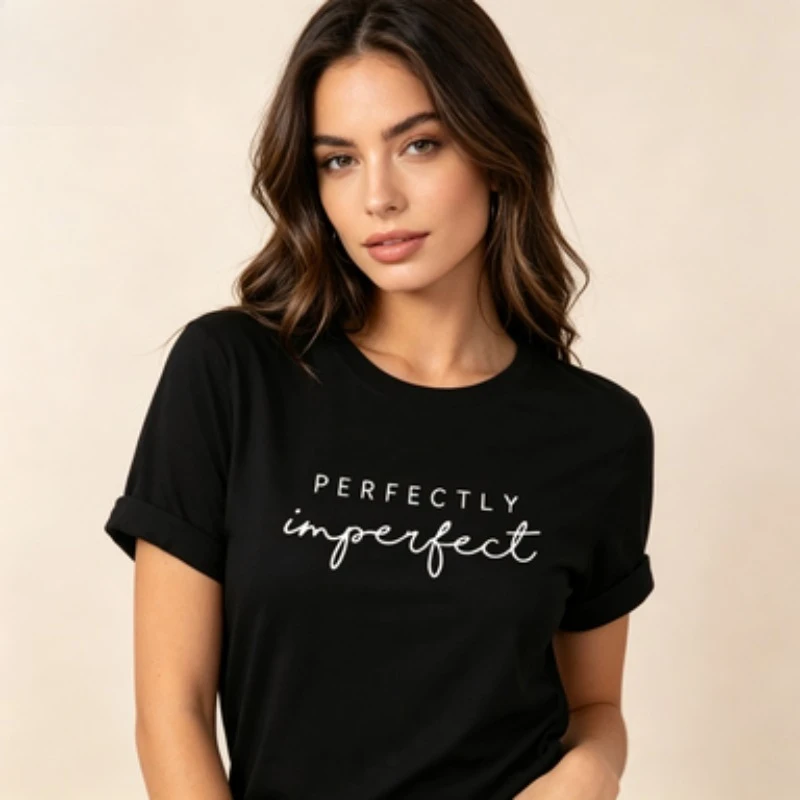Фото Женская футболка с принтом «PERFECTLY Imperfect», повседневная, с коротким рукавом, круглым вырезом, с вдохновляющим надписью, черно-белая №1
