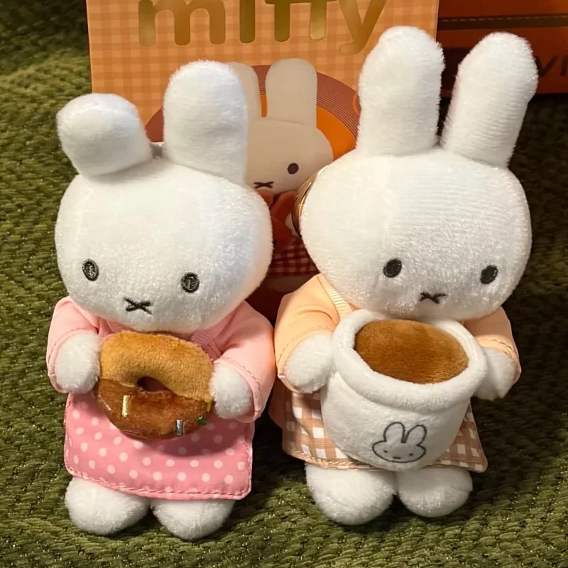 Фото Плюшевый брелок Vipo X Miffy из официальной серии Bakery / Сюрприз-бокс с подвеской - Модная трендовая игрушка, подарок на день рождения для девочек №4