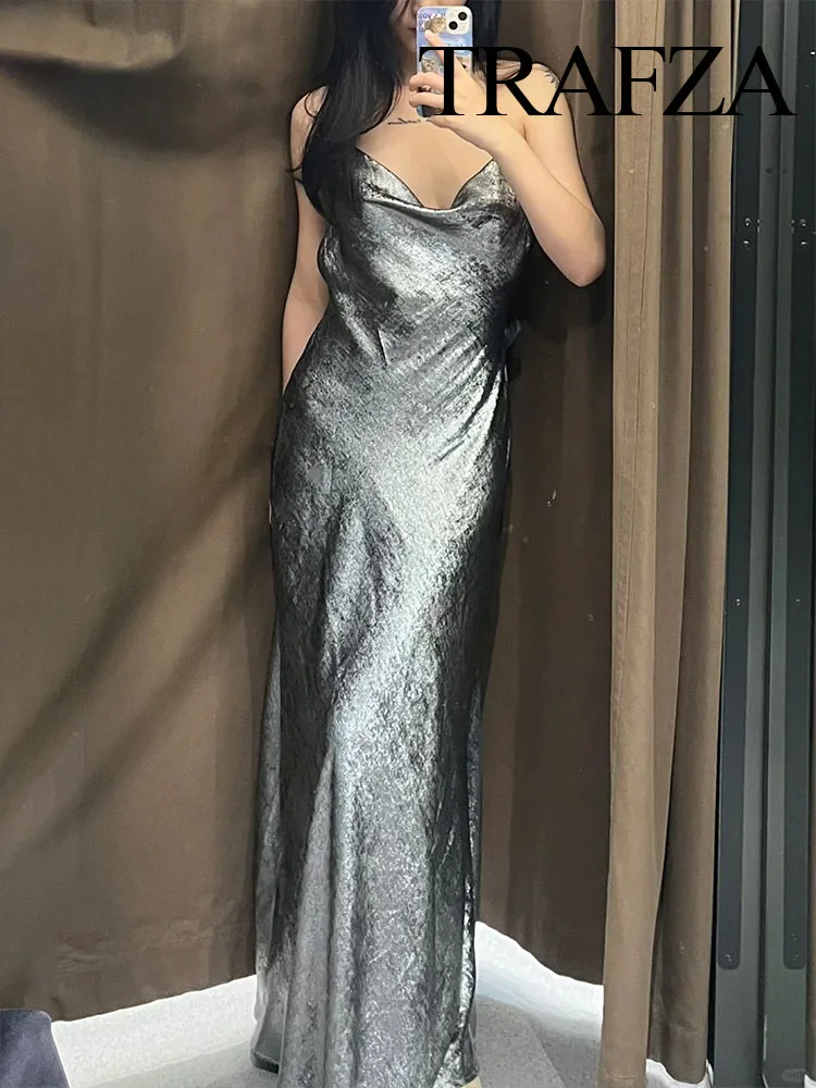 Женское атласное платье на бретельках с открытой спиной без рукавов