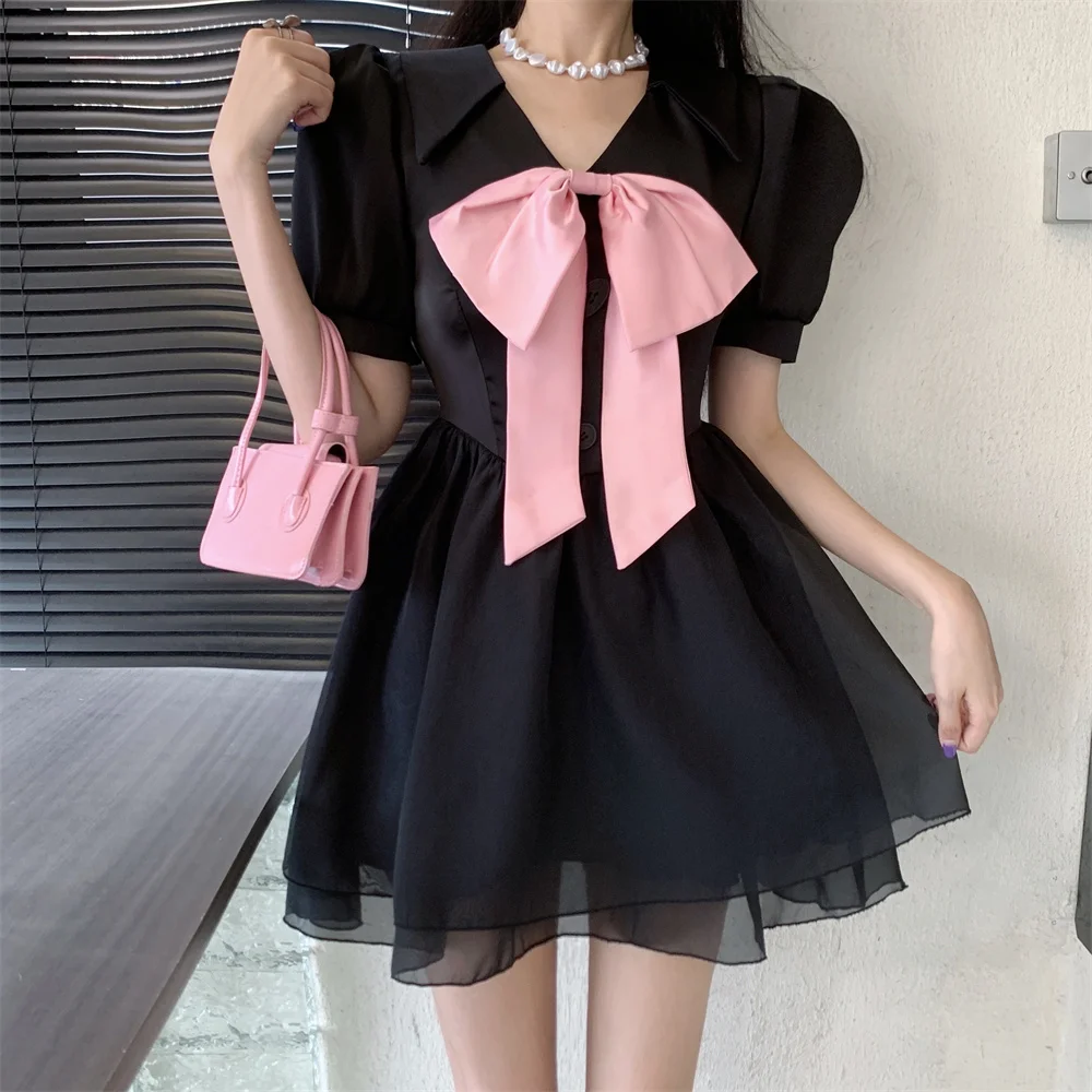 

Мини-платье женское атласное со съемным бантом и высокой талией