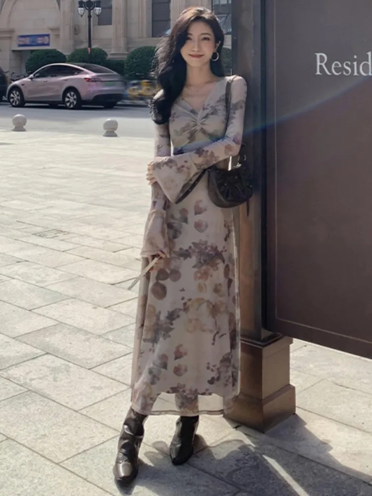 Осенние новые платья-миди с принтом для женщин расклешенным рукавом V-образным