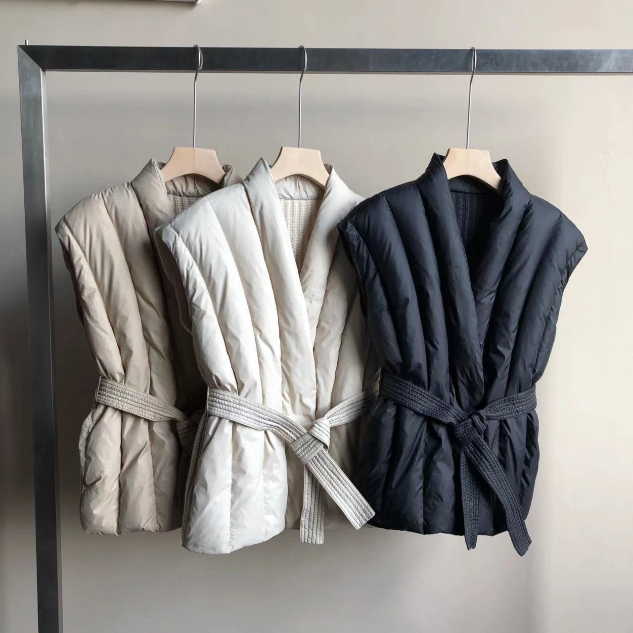 Вязаный жилет с v-образным вырезом и утепленным белым утиным пухом зимний