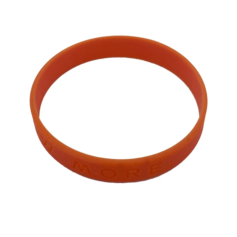Настраиваемые оранжевые круглые браслеты из ПВХ-силикона с множеством цветов и выдавленным логотипом в большом количестве для клубных спортивных мероприятий.