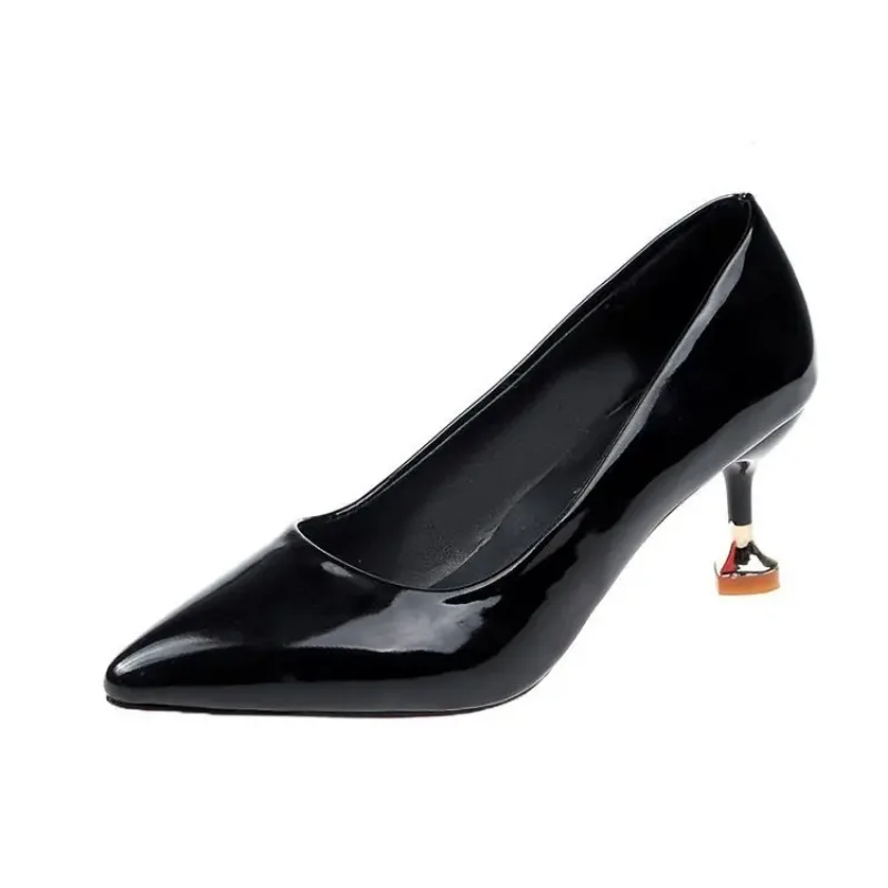 Женские туфли из мягкой лакированной кожи красные на среднем каблуке новинка