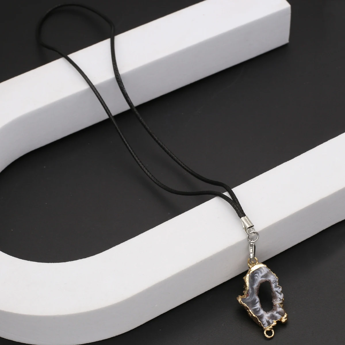 

4 Kinds Irregular Shape Natural Semi-Precious Grey Agate Pendant Necklace Charm Jewelry Accessories Gift 15x25-20x30mm