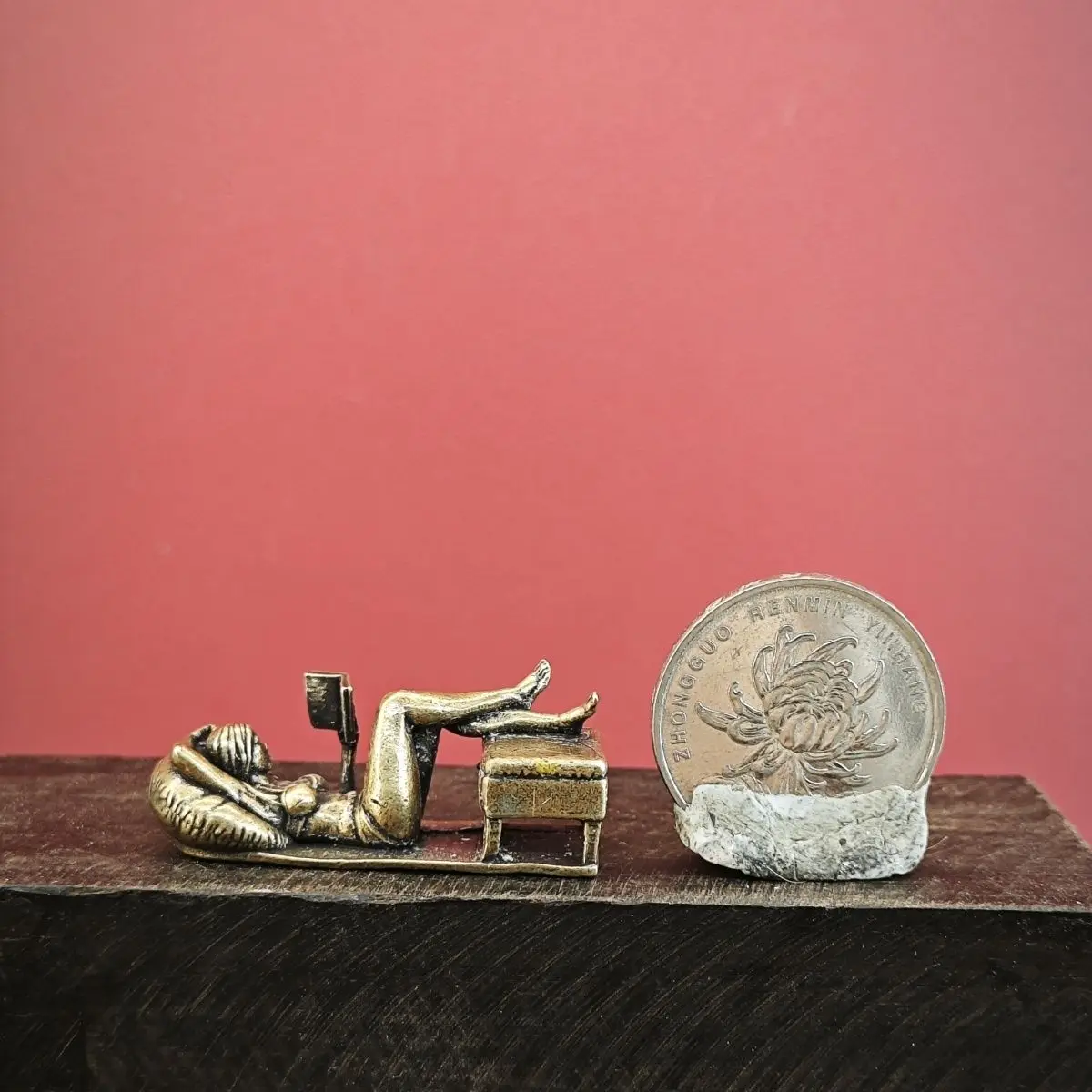 Медная статуэтка девушки