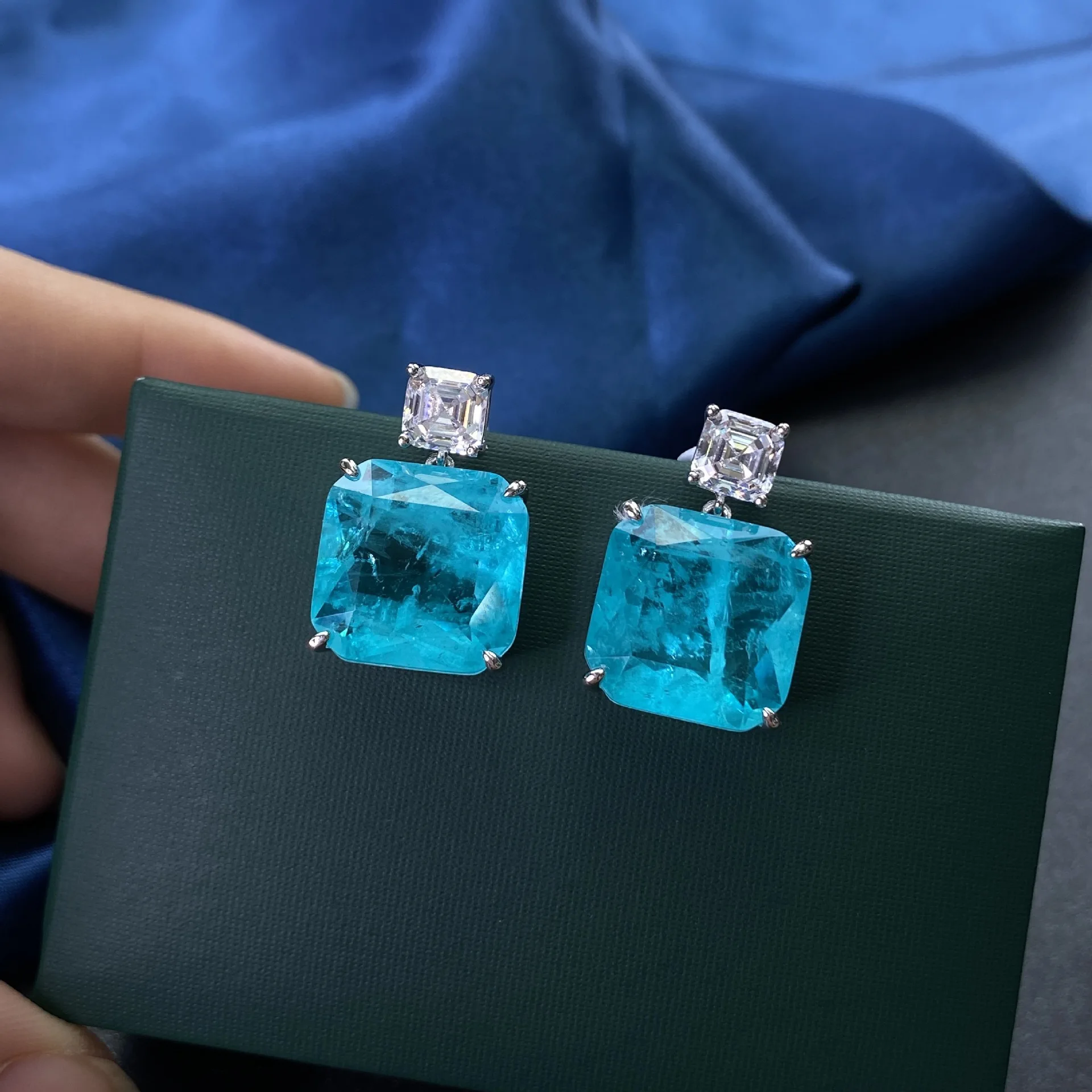 

Серьги-гвоздики с фианитом, 15 х15 мм, Y3052