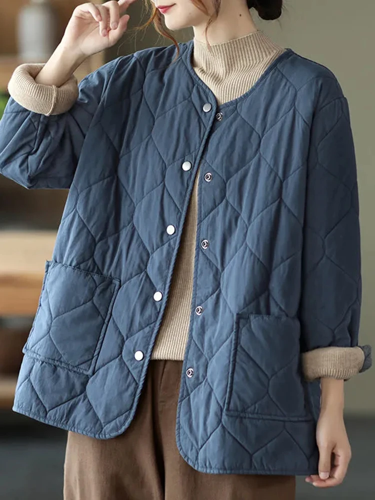 Фото Женская куртка на хлопковом наполнителе с круглым вырезом и карманами | одежда