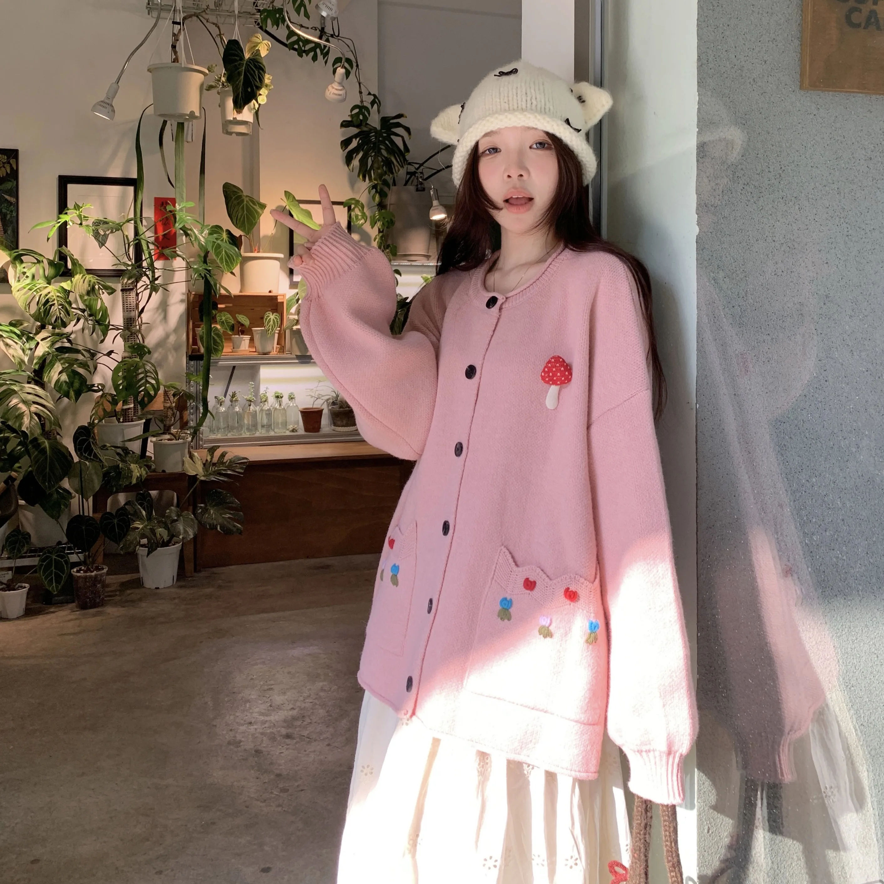 Корейская серия трехмерный свитер с маленьким грибным карманом и вышитыми
