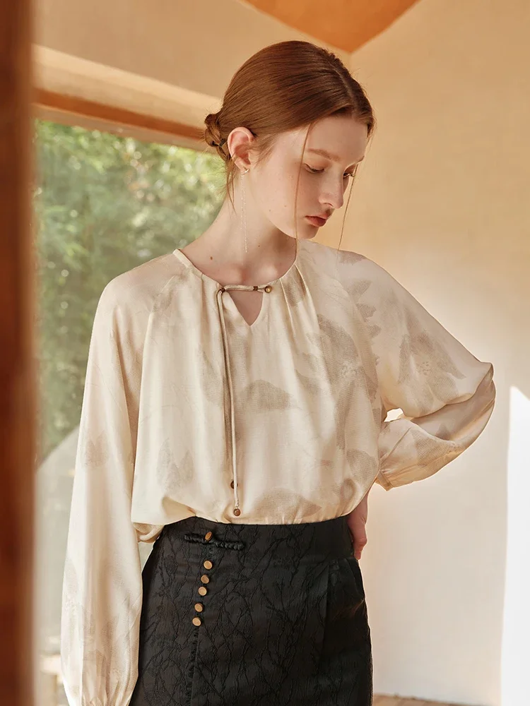 Блузка женская бежевая с длинным рукавом и принтом на шнуровке